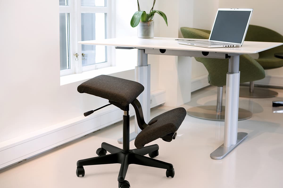  Buying an ergonomic office chair kneeling to avoid knees pain 
